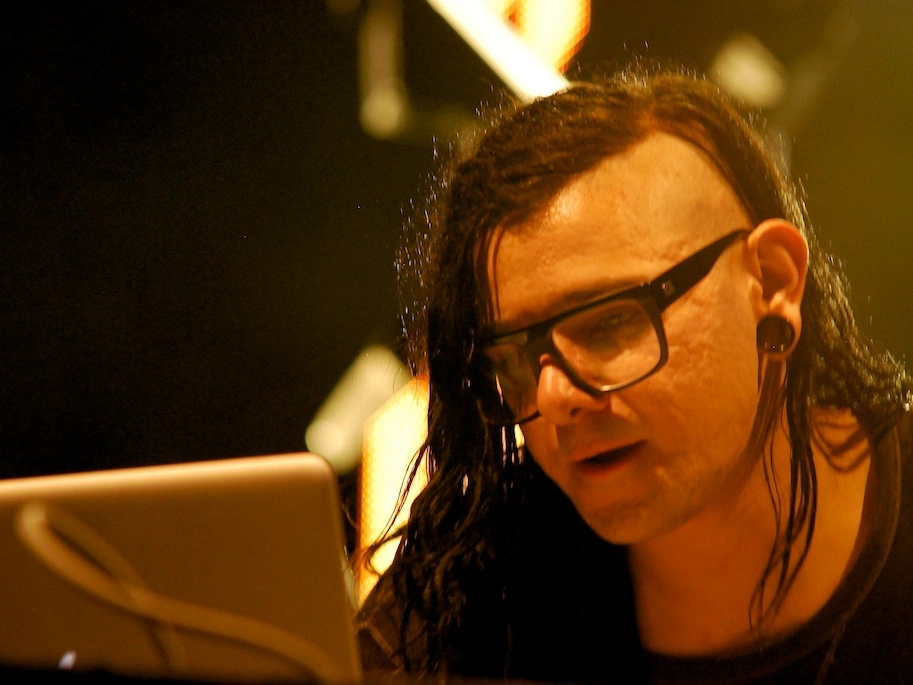Foto en directo de Skrillex actuando